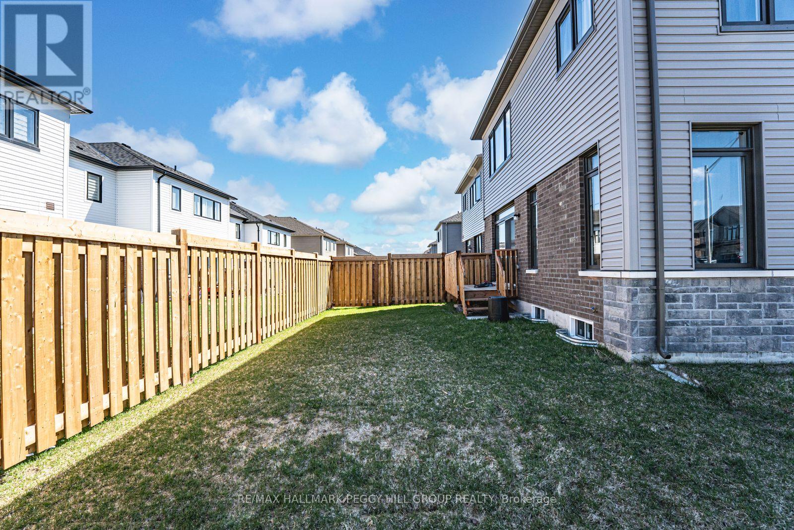 52 Durham Avenue, Barrie, Ontario  L9J 0W7 - Photo 2 - S12984296