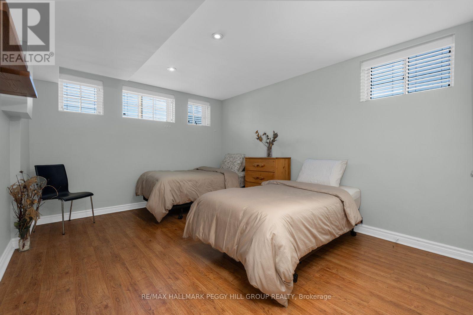 67 Forest Dale Drive, Barrie (Little Lake), Ontario  L4M 6M9 - Photo 12 - S13031298