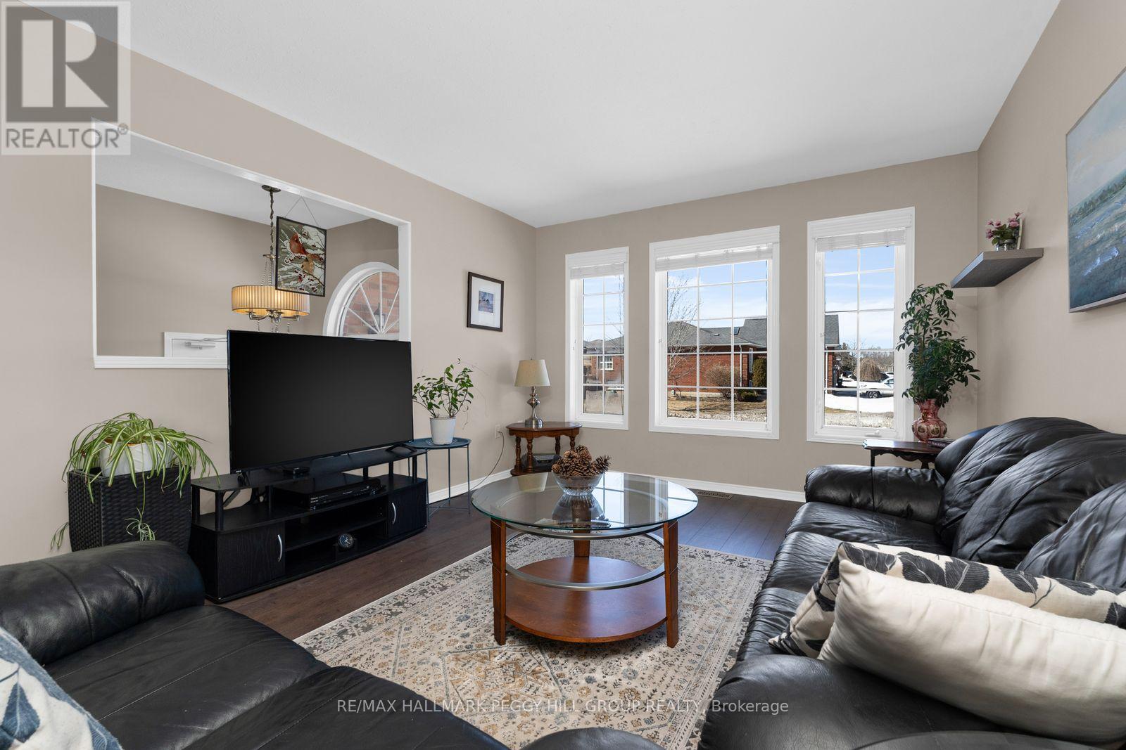 67 Forest Dale Drive, Barrie (Little Lake), Ontario  L4M 6M9 - Photo 3 - S13031298