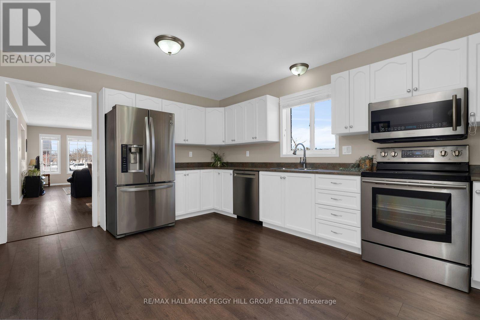 67 Forest Dale Drive, Barrie (Little Lake), Ontario  L4M 6M9 - Photo 5 - S13031298