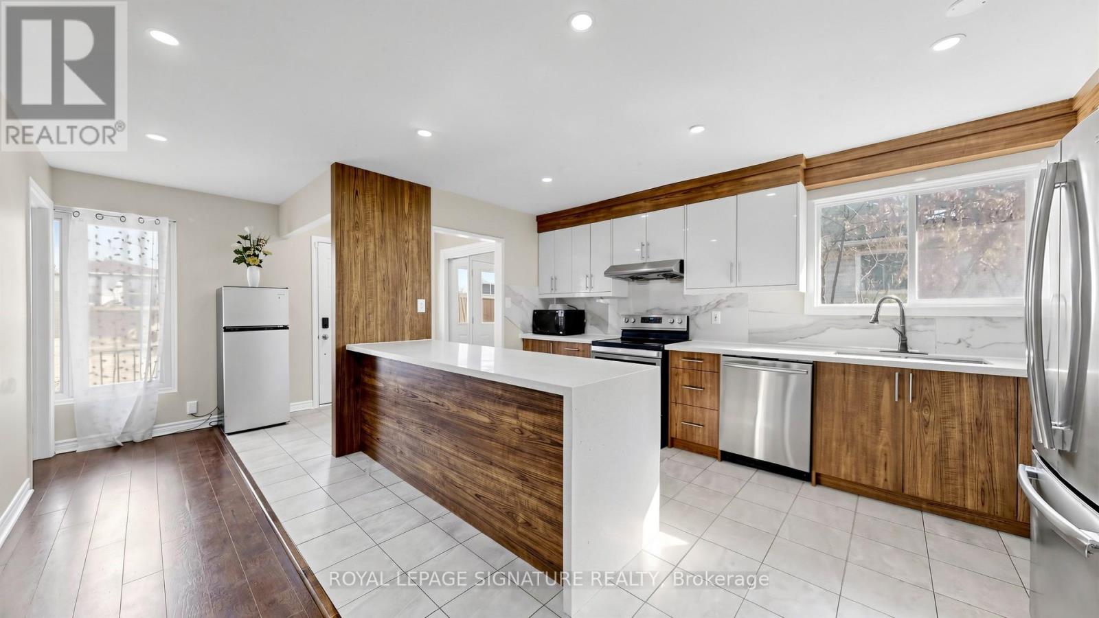 15 Gainsborough Road, Brampton, Ontario  L6S 1X2 - Photo 2 - W13031432