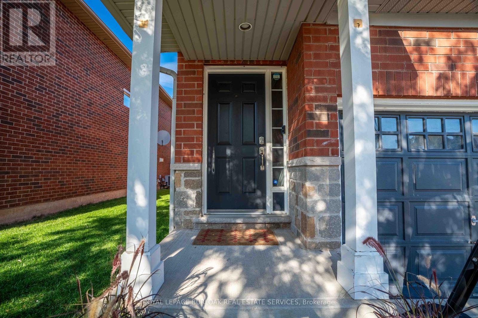 2267 Whistling Springs Crescent, Oakville, Ontario  L6M 5G5 - Photo 3 - W13031472