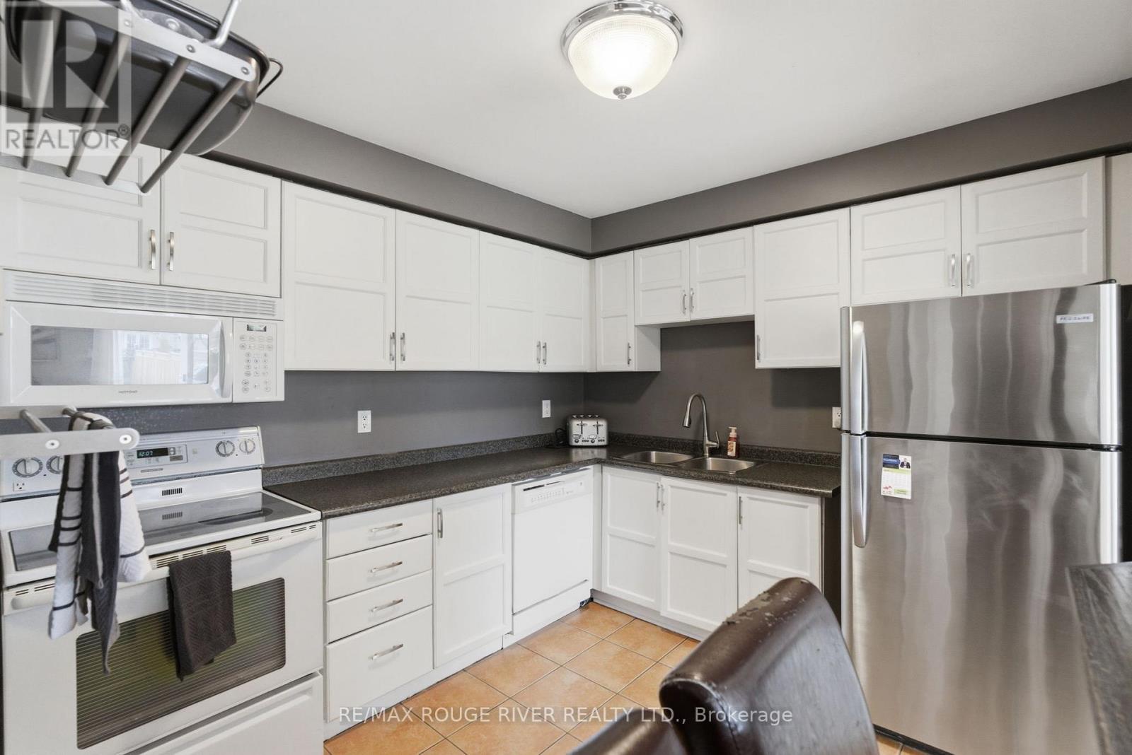 17 Elford Drive, Clarington, Ontario  L1C 4R3 - Photo 5 - E13031636