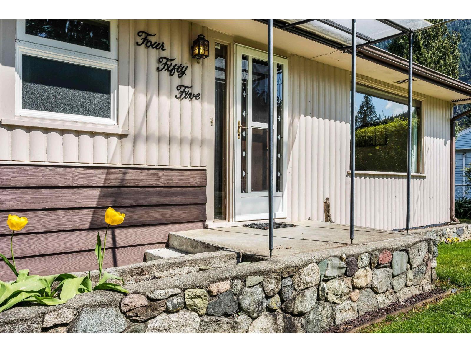 455 Pine Avenue, Harrison Hot Springs, Harrison Hot Springs, British Columbia  V0M 1K0 - Photo 2 - R3114206