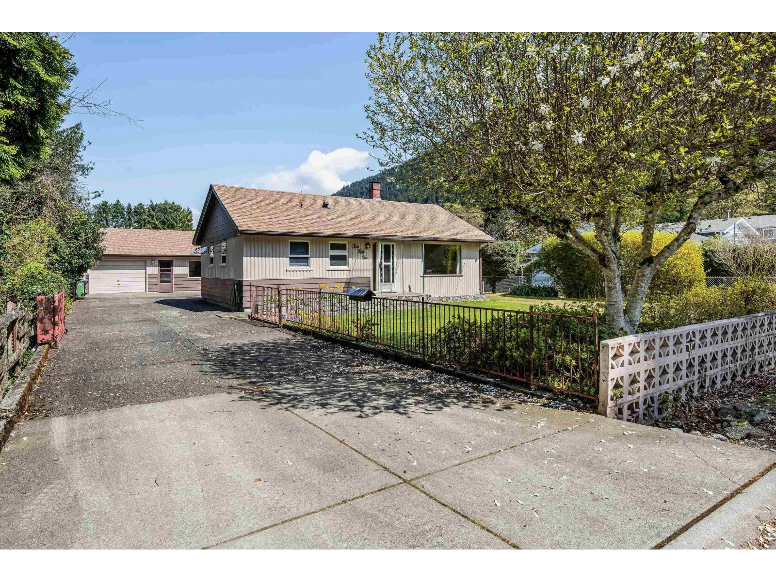 455 PINE AVENUE|Harrison Hot Springs, Harrison Hot Springs, British Columbia