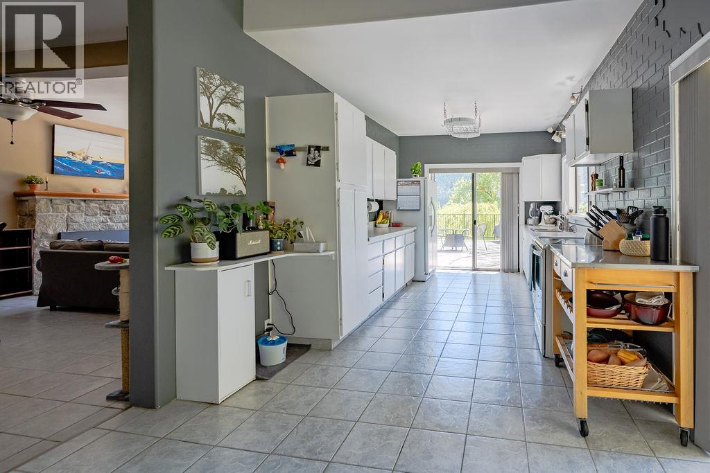 2465 3a Highway, Nelson, British Columbia  V1L 6K7 - Photo 12 - 10384192