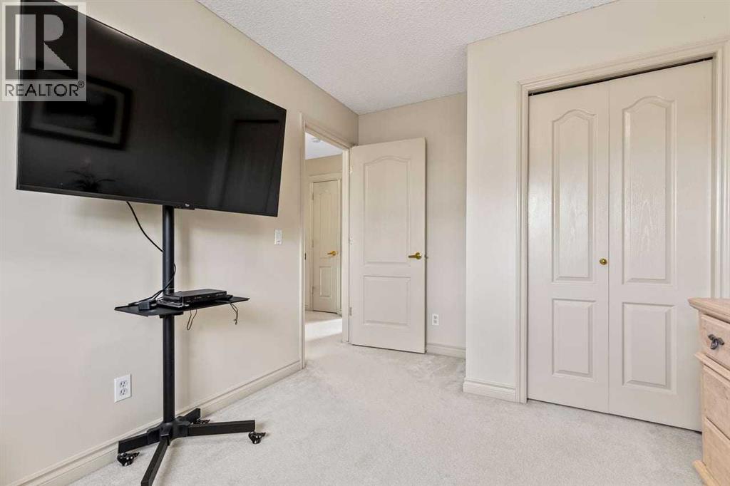 310 Somerset Drive SW, Calgary, Alberta  T2Y 3M4 - Photo 23 - A2301601