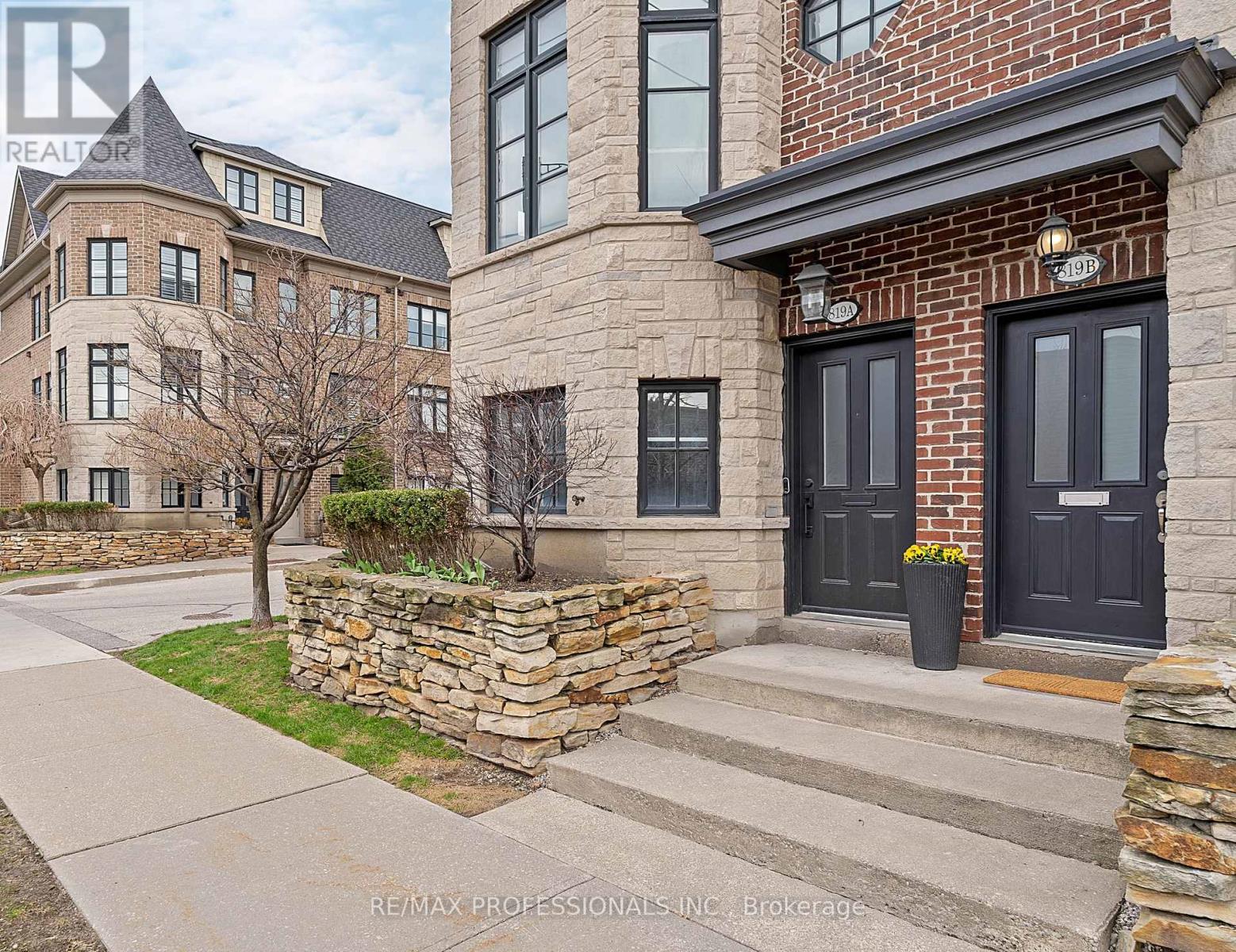 819b Oxford Street, Toronto, Ontario  M8Z 0B3 - Photo 2 - W13031606