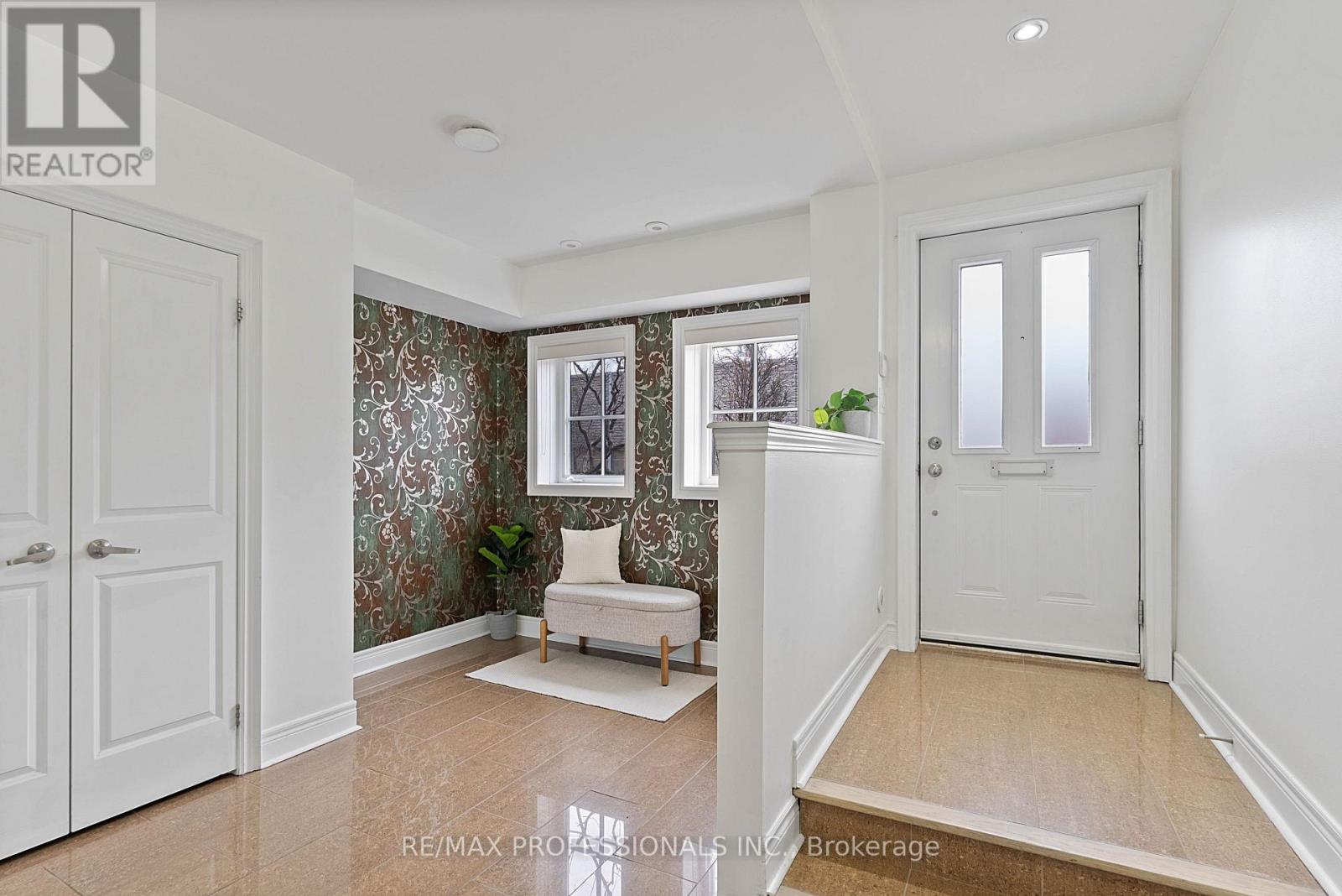 819b Oxford Street, Toronto, Ontario  M8Z 0B3 - Photo 4 - W13031606