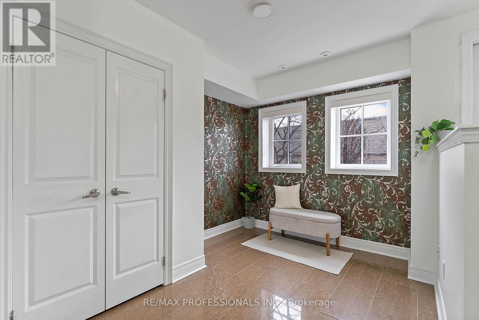 819b Oxford Street, Toronto, Ontario  M8Z 0B3 - Photo 5 - W13031606