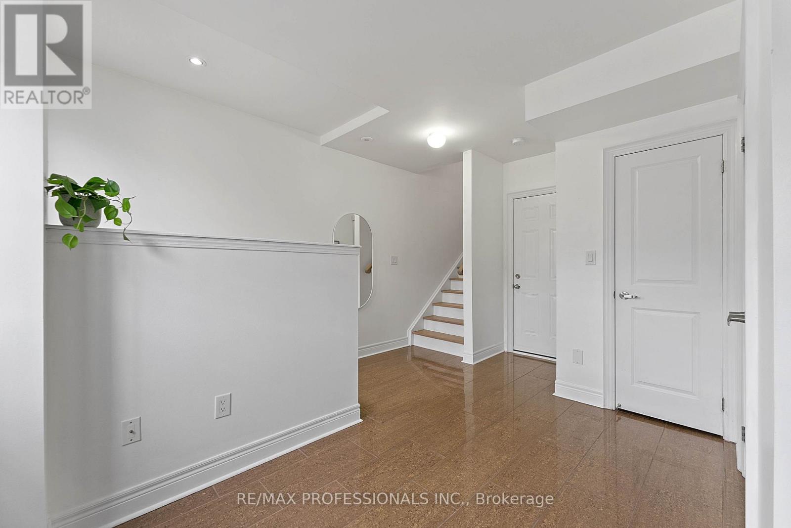 819b Oxford Street, Toronto, Ontario  M8Z 0B3 - Photo 6 - W13031606