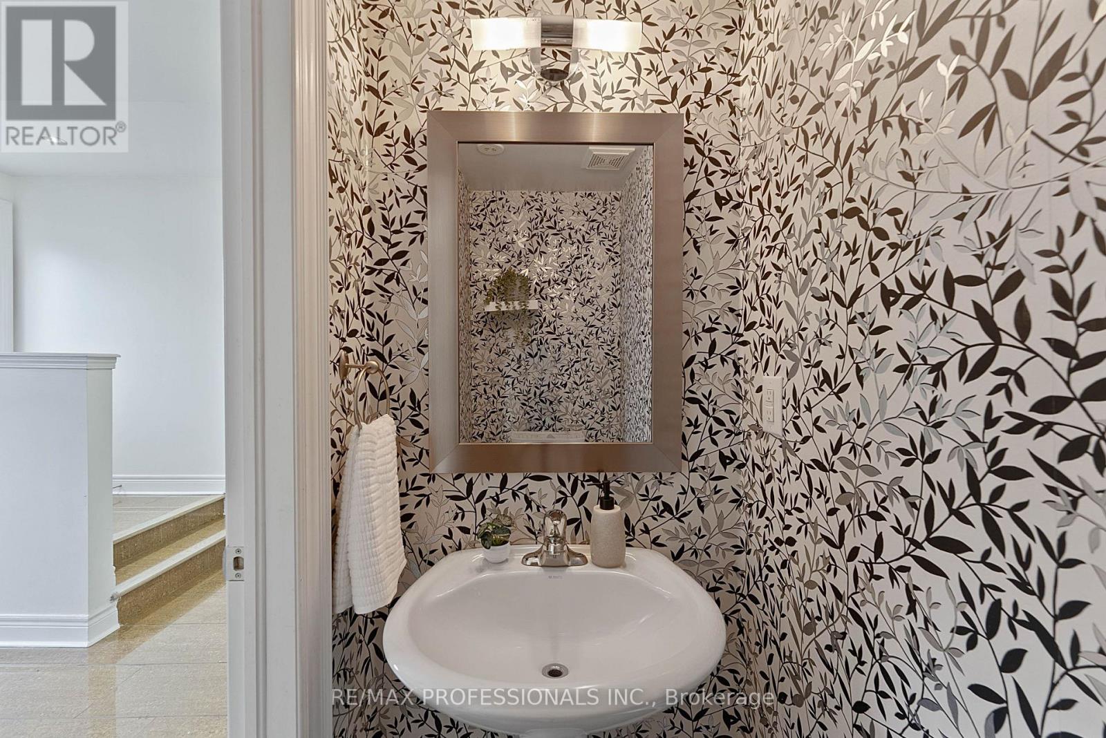 819b Oxford Street, Toronto, Ontario  M8Z 0B3 - Photo 7 - W13031606