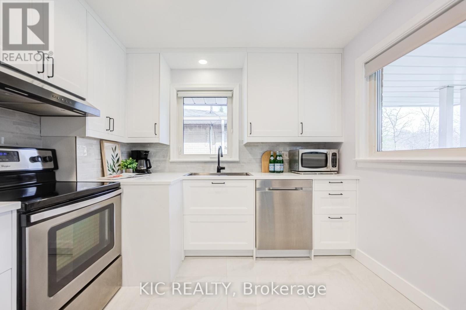 58 Coe Hill Drive, Toronto, Ontario  M6S 3C8 - Photo 11 - W13031700