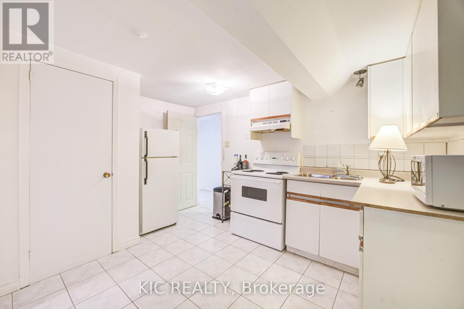 58 Coe Hill Drive, Toronto, Ontario  M6S 3C8 - Photo 23 - W13031700