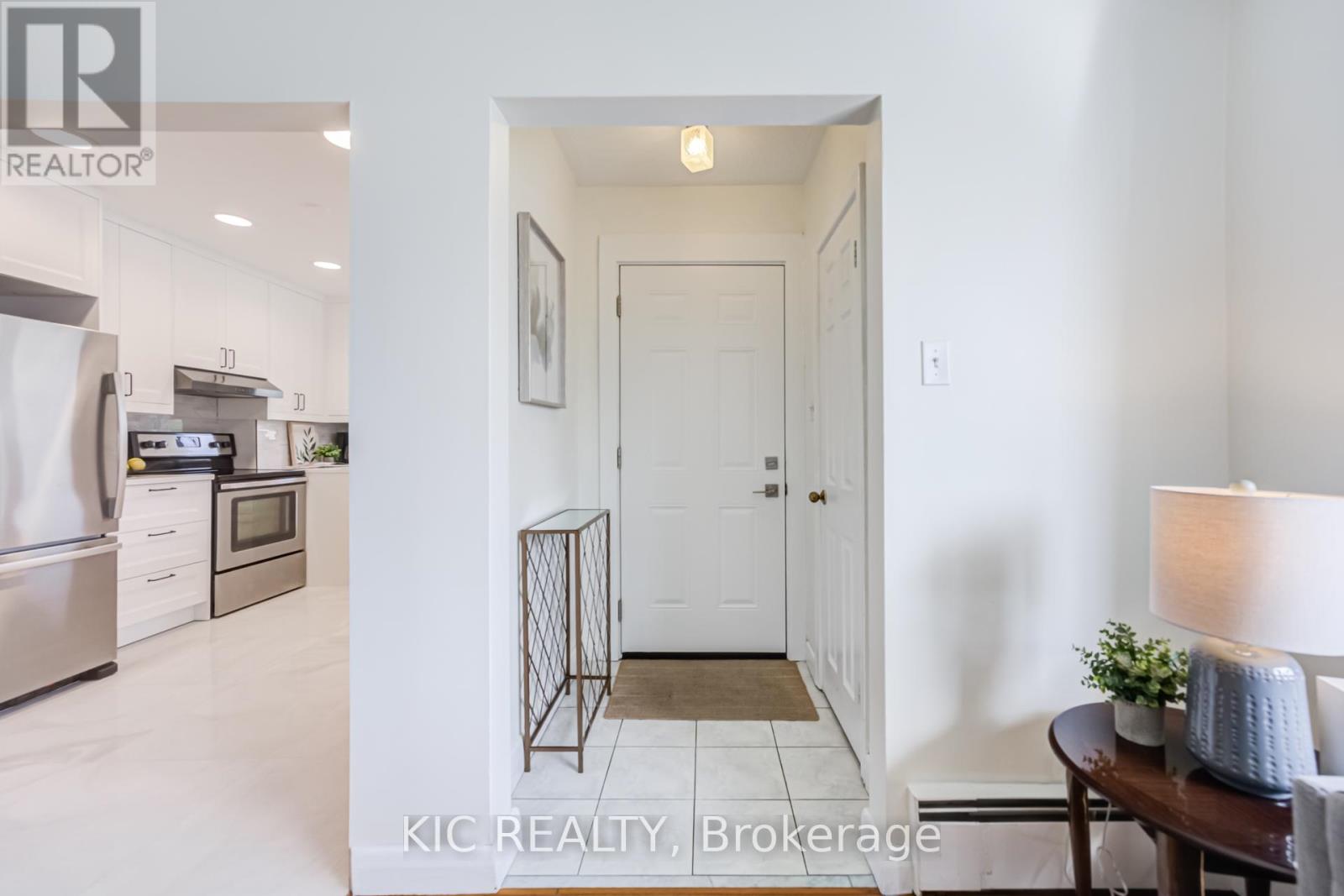 58 Coe Hill Drive, Toronto, Ontario  M6S 3C8 - Photo 5 - W13031700