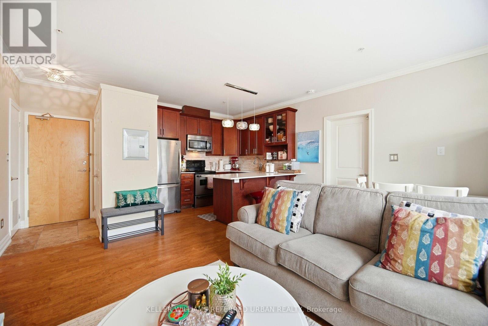 305 - 459 Kerr Street, Oakville, Ontario  L6K 3C2 - Photo 2 - W12886274