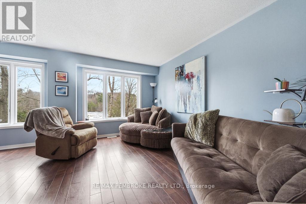 13 Vermont Meadows, Petawawa, Ontario  K8H 3N3 - Photo 11 - X13031866