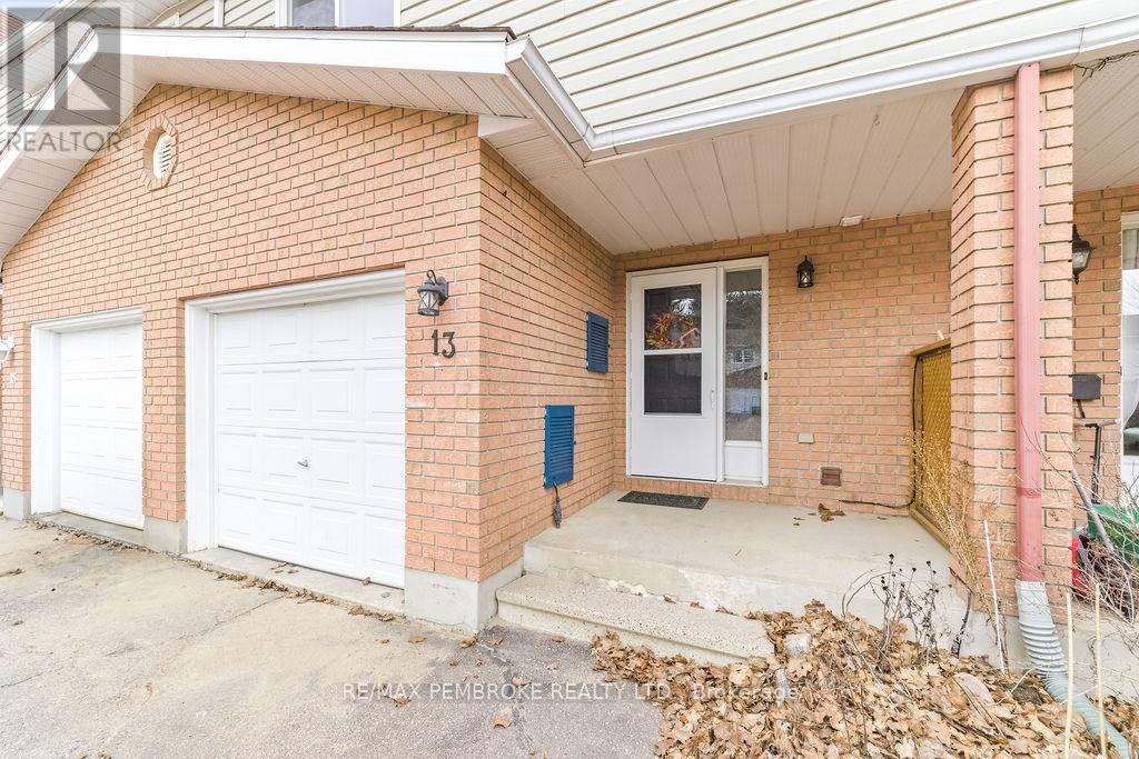 13 Vermont Meadows, Petawawa, Ontario  K8H 3N3 - Photo 2 - X13031866