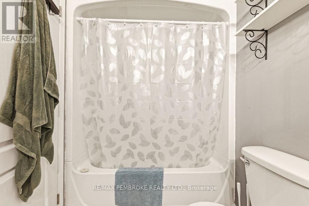 13 Vermont Meadows, Petawawa, Ontario  K8H 3N3 - Photo 31 - X13031866