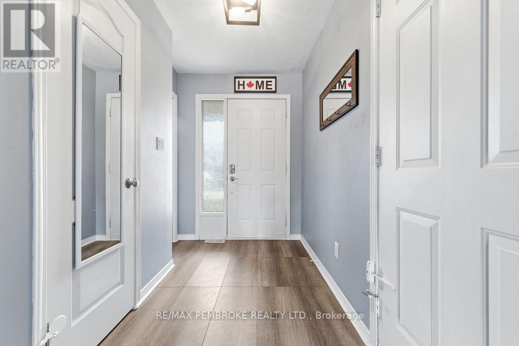 13 Vermont Meadows, Petawawa, Ontario  K8H 3N3 - Photo 4 - X13031866