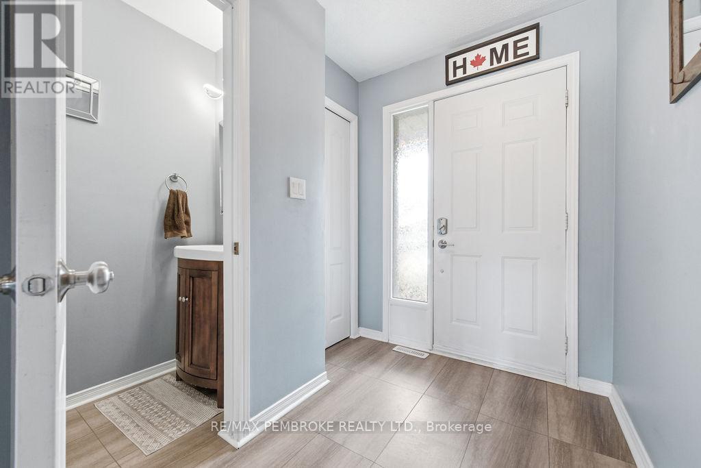 13 Vermont Meadows, Petawawa, Ontario  K8H 3N3 - Photo 5 - X13031866