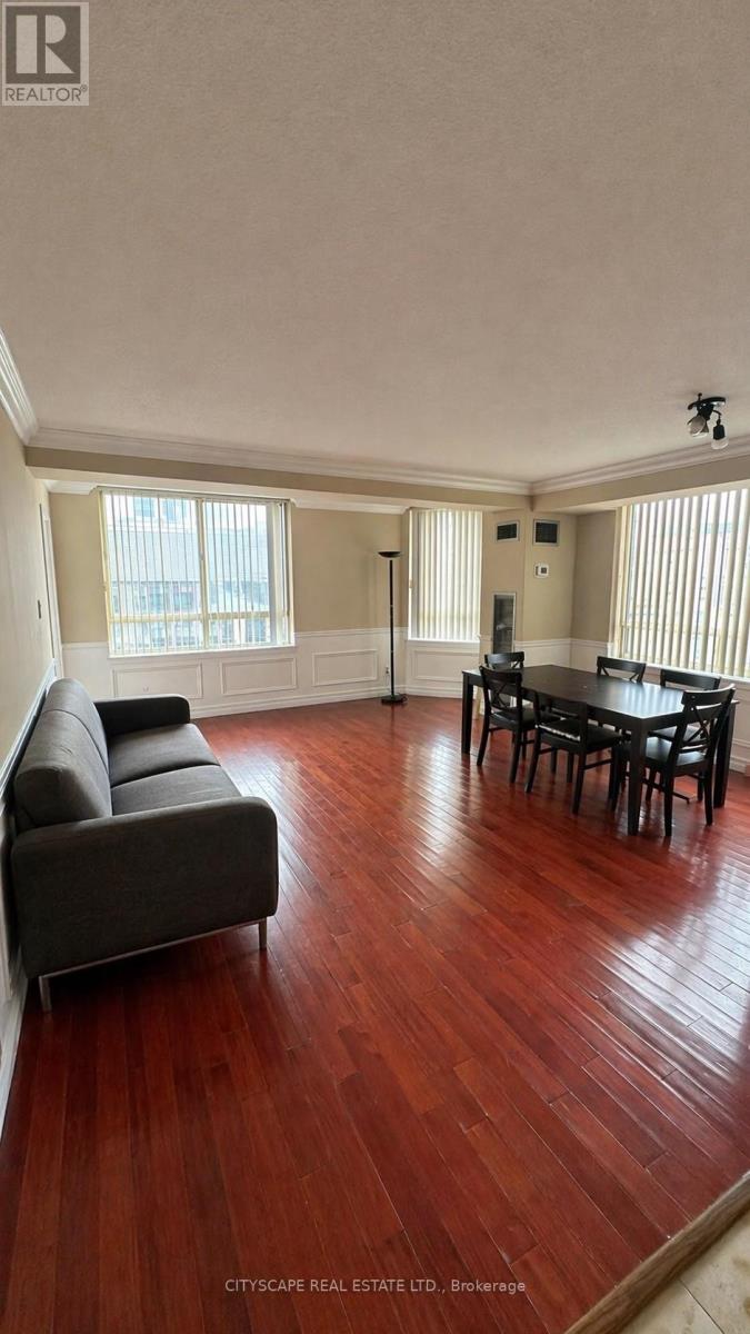 2011 - 633 BAY STREET, Toronto, Ontario