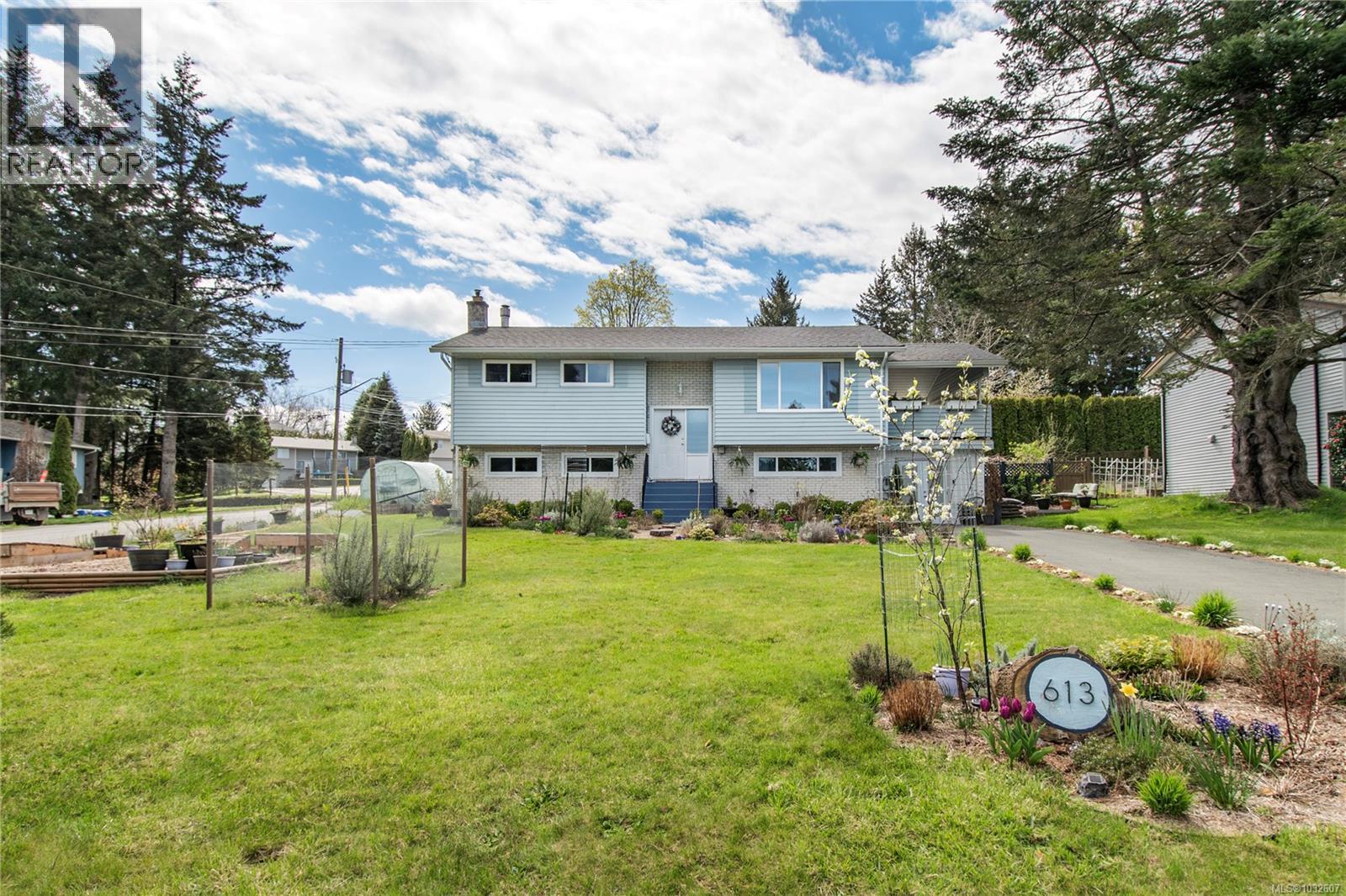 613 Nootka St, Comox, British Columbia  V9M 2L8 - Photo 1 - 1032607