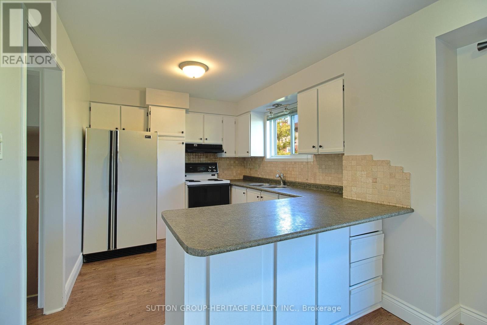 159 Melissa Crescent, Whitby, Ontario  L1N 8G6 - Photo 5 - E13031808