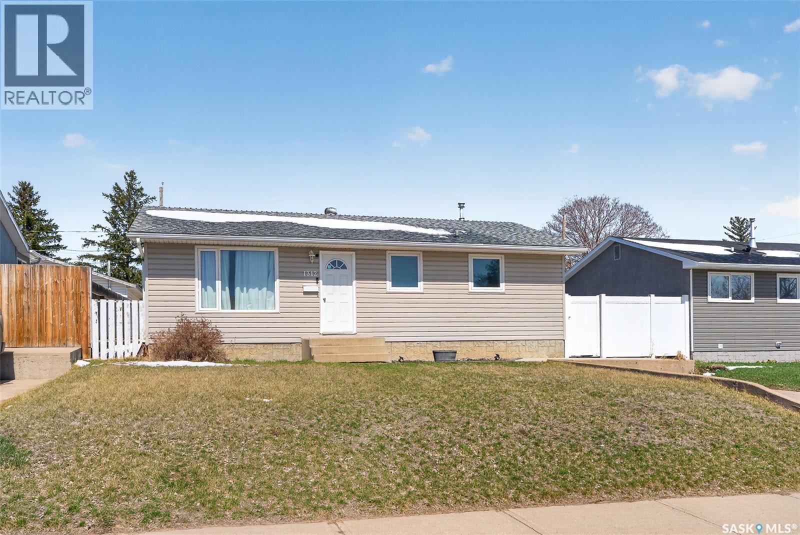 1312 Stadacona Street W, Moose Jaw, Saskatchewan  S6H 6M9 - Photo 2 - SK033656