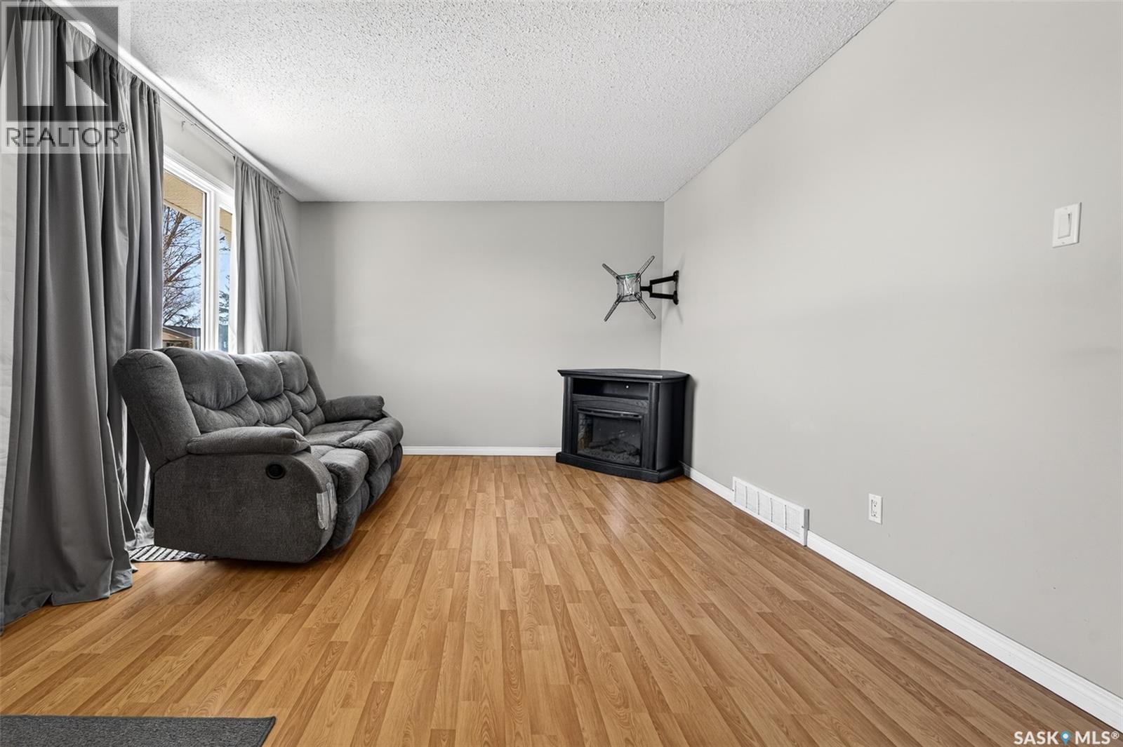 1312 Stadacona Street W, Moose Jaw, Saskatchewan  S6H 6M9 - Photo 3 - SK033656