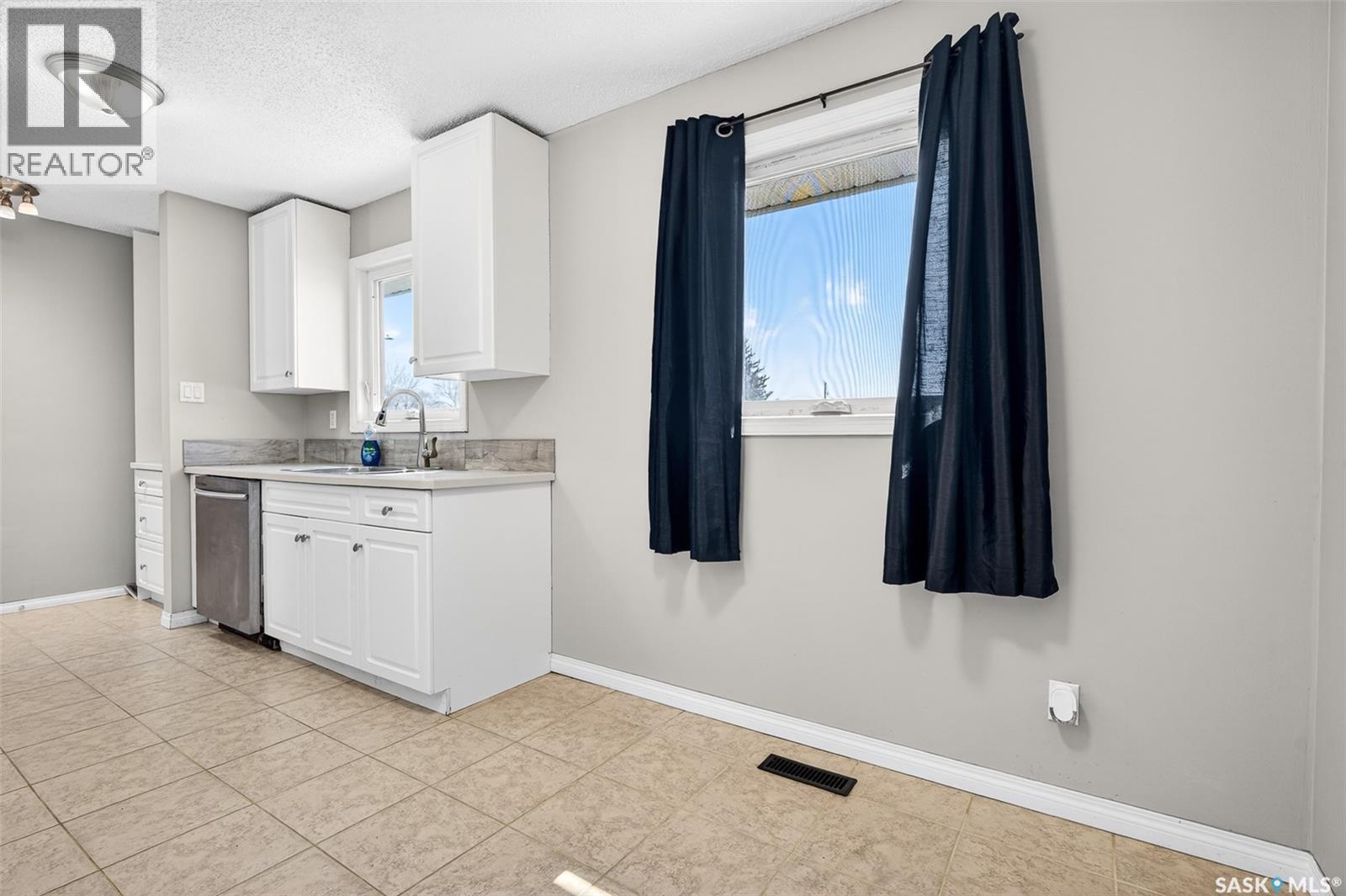 1312 Stadacona Street W, Moose Jaw, Saskatchewan  S6H 6M9 - Photo 8 - SK033656