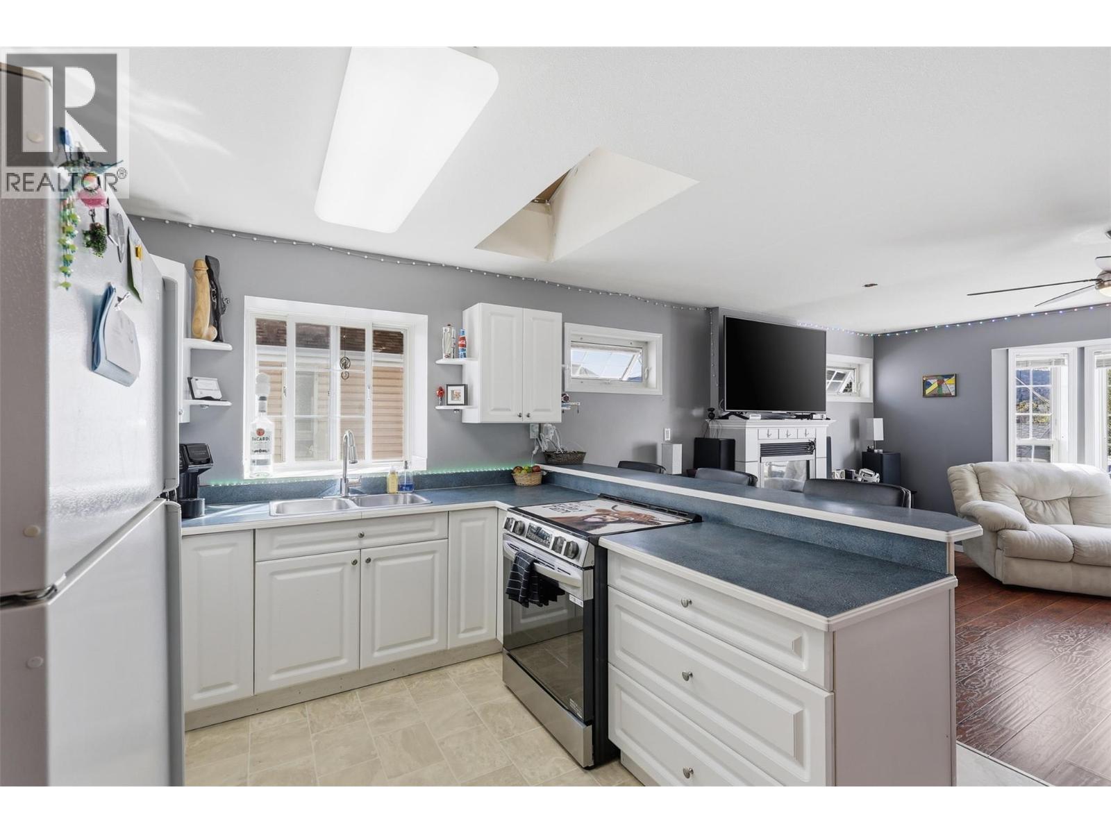 249 Juniper Avenue, Kamloops, British Columbia  V2B 1H8 - Photo 4 - 10384503