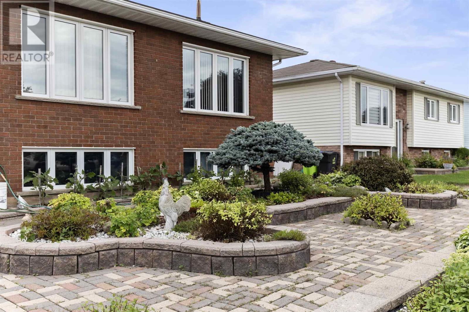 195 Bitonti Cres, Sault Ste. Marie, Ontario  P6C 6B6 - Photo 4 - SM260750