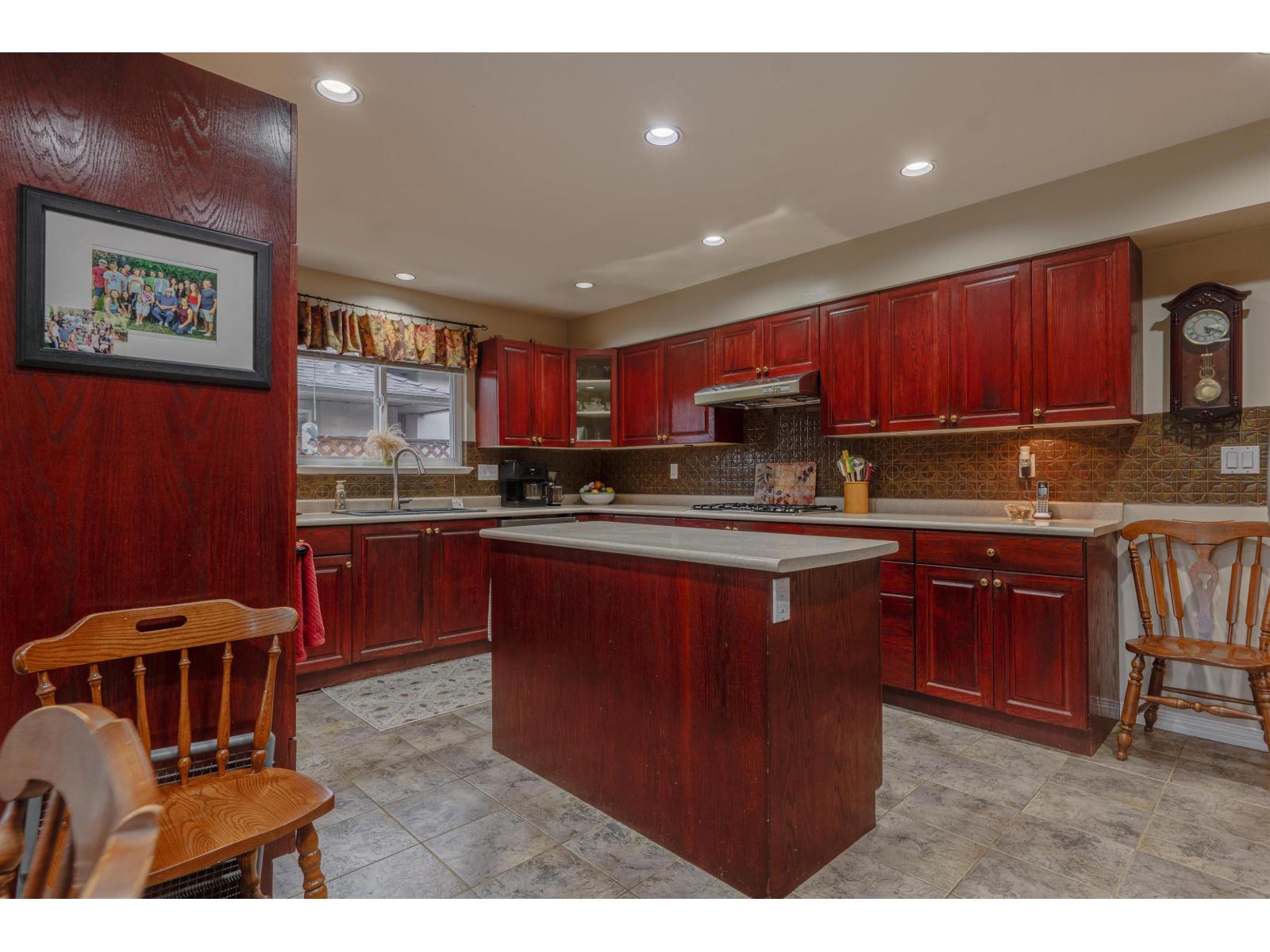 18638 56b Avenue, Surrey, British Columbia  V3S 7N2 - Photo 15 - R3114358