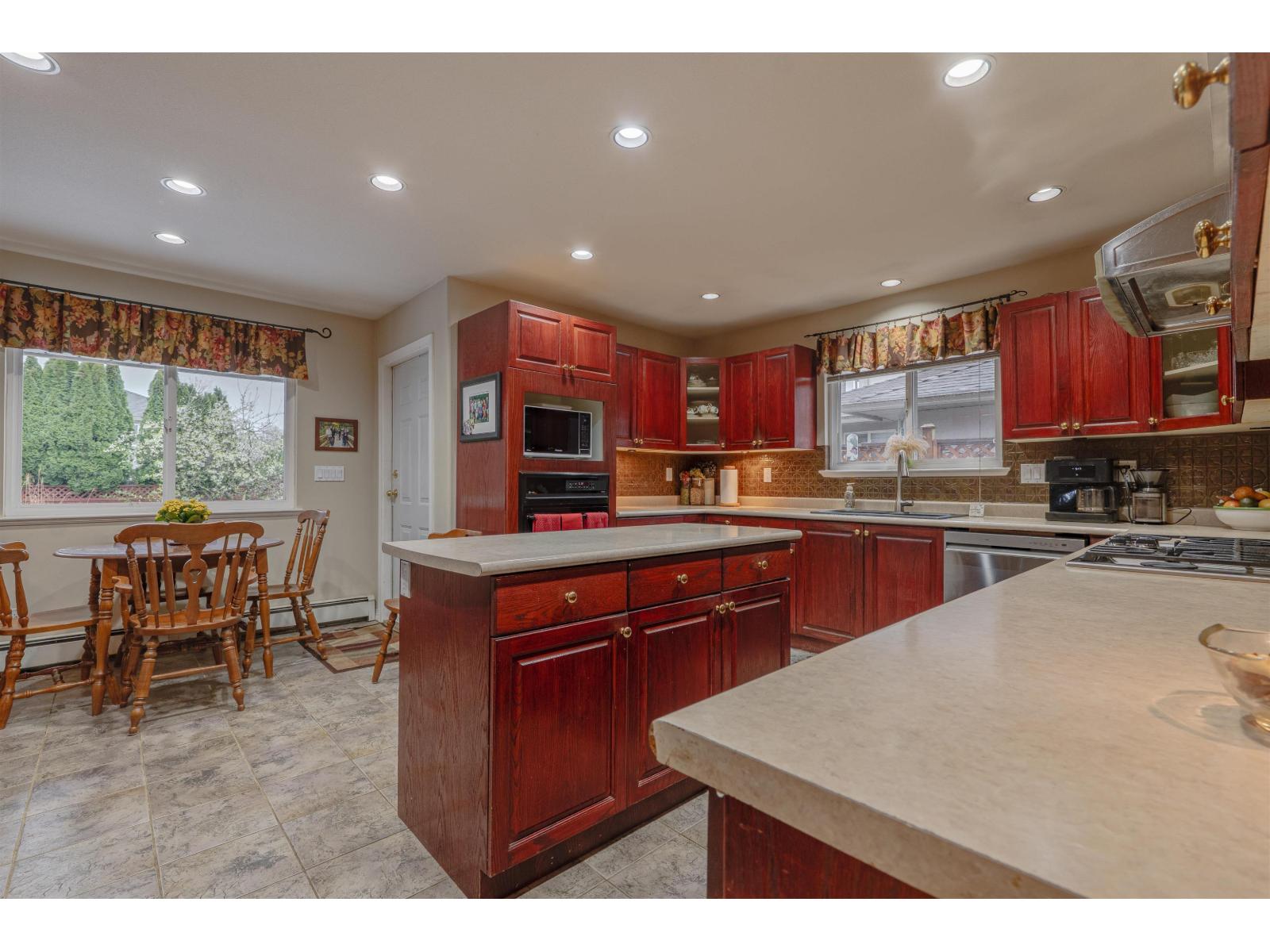 18638 56b Avenue, Surrey, British Columbia  V3S 7N2 - Photo 17 - R3114358