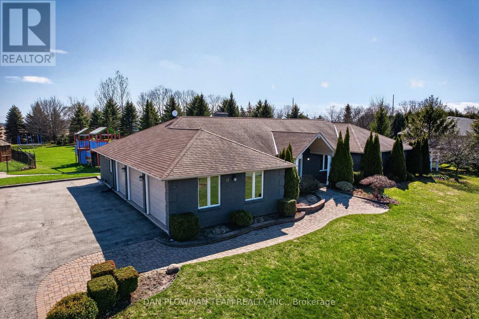 11 Steepleview Court, Oshawa, Ontario  L1H 0S6 - Photo 2 - E13032046