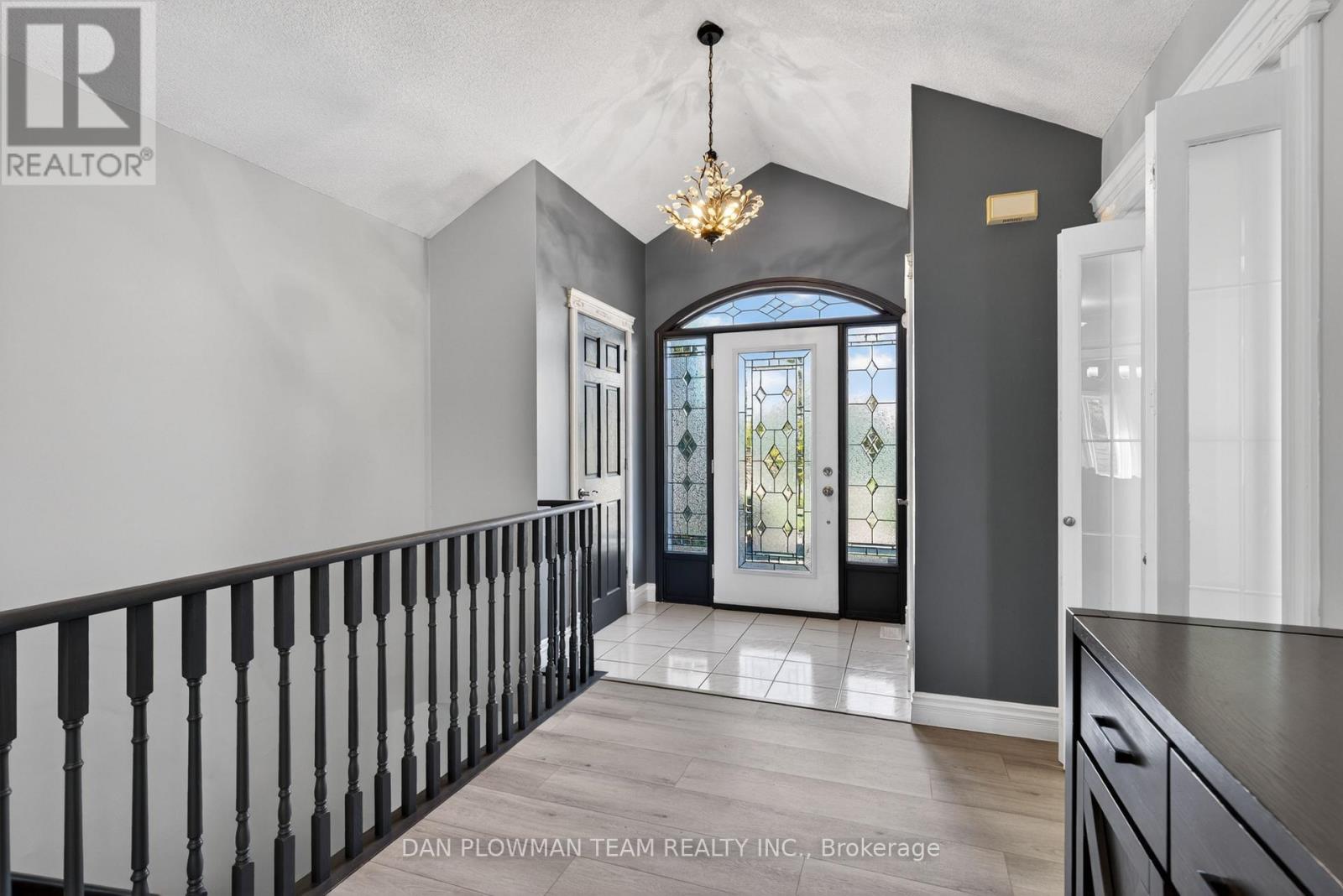 11 Steepleview Court, Oshawa, Ontario  L1H 0S6 - Photo 6 - E13032046