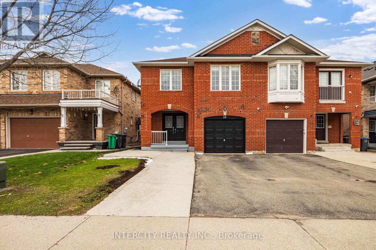 10 Capistro Street, Brampton, Ontario  L7A 3J3 - Photo 2 - W13032130