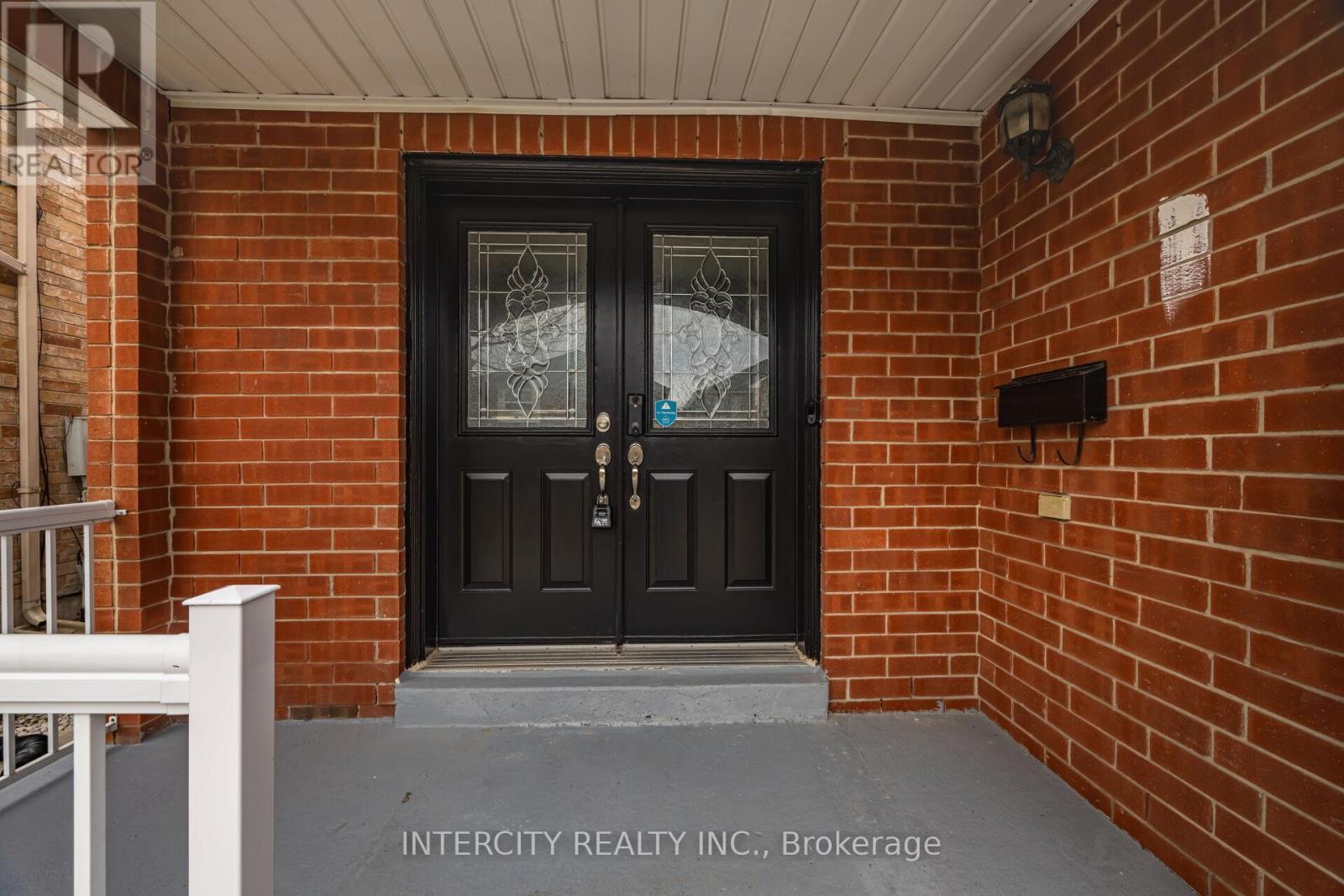 10 Capistro Street, Brampton, Ontario  L7A 3J3 - Photo 3 - W13032130