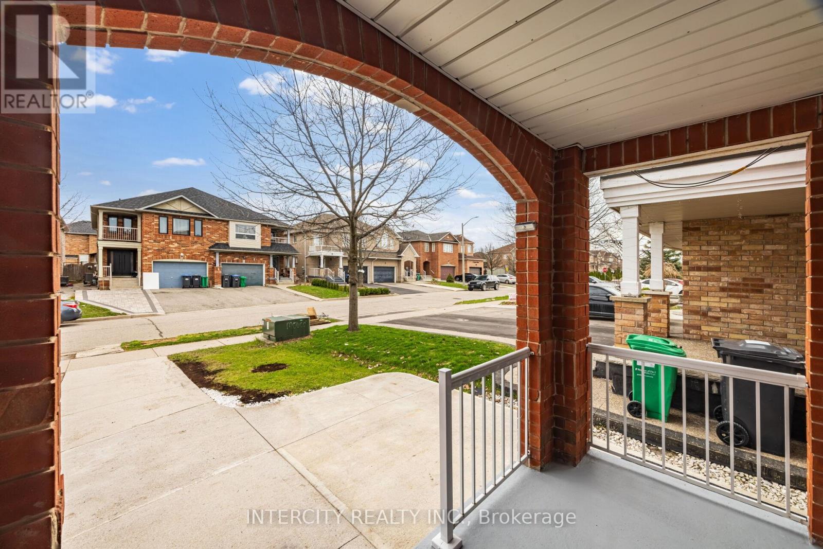 10 Capistro Street, Brampton, Ontario  L7A 3J3 - Photo 4 - W13032130