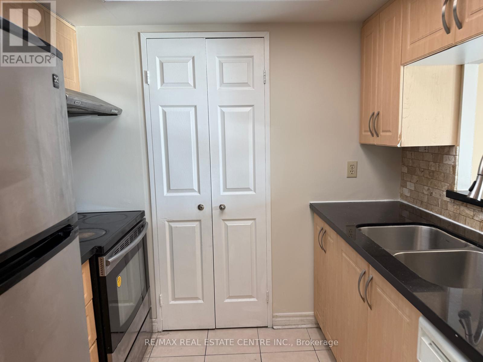 1508 - 285 Enfield Place, Mississauga, Ontario  L5B 3Y6 - Photo 2 - W13032138