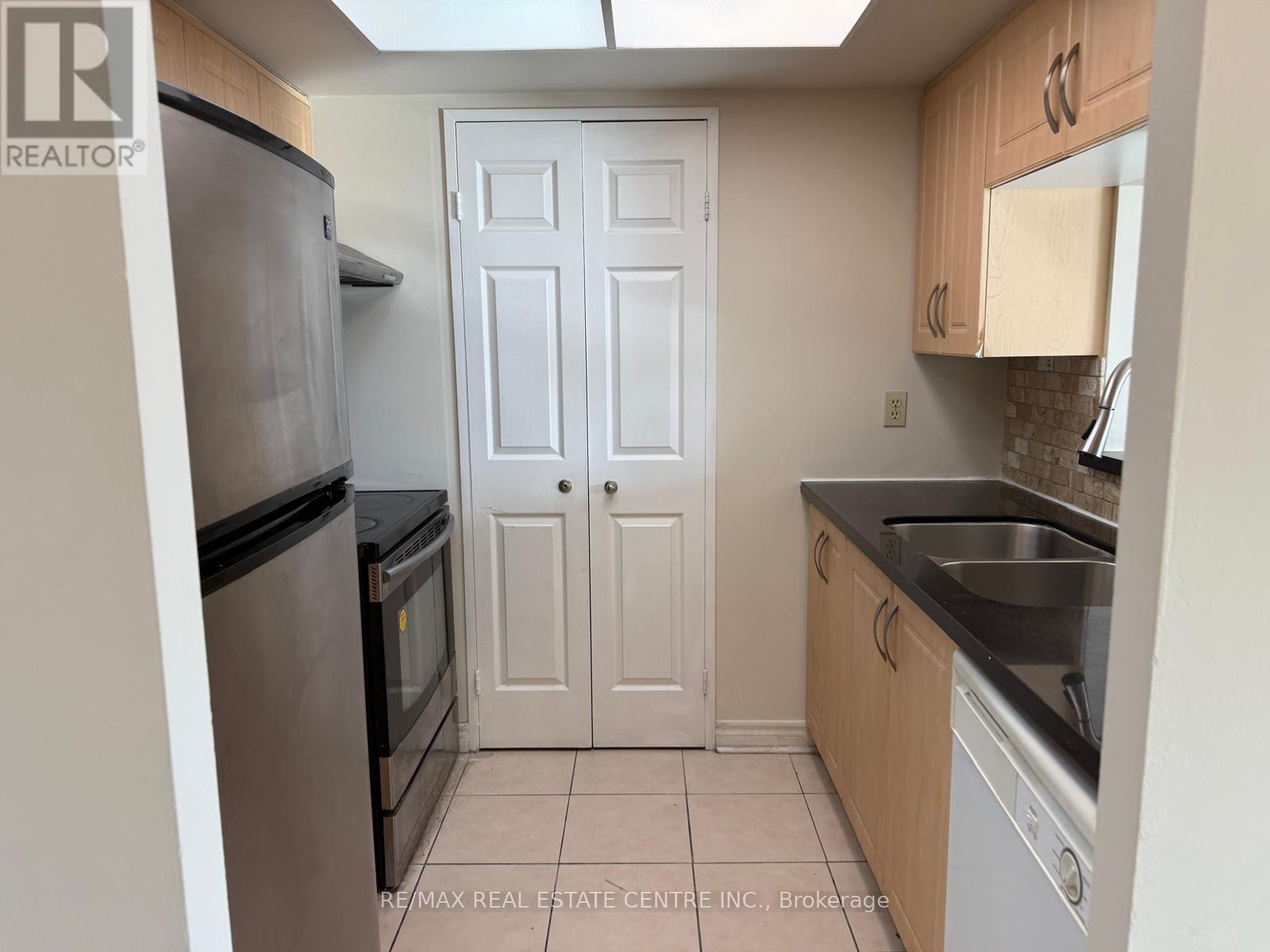 1508 - 285 Enfield Place, Mississauga, Ontario  L5B 3Y6 - Photo 3 - W13032138