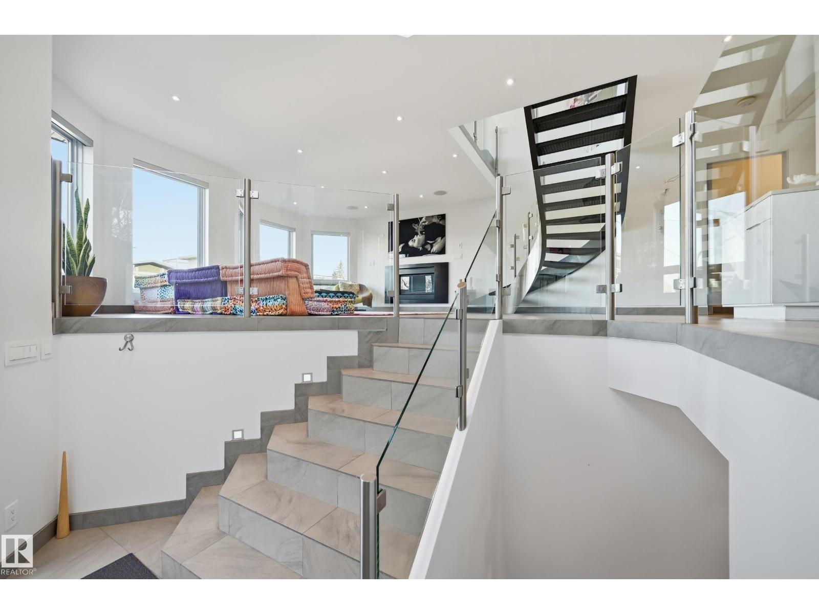 10065 90 Av Nw, Edmonton, Alberta  T6E 4X2 - Photo 5 - E4483561