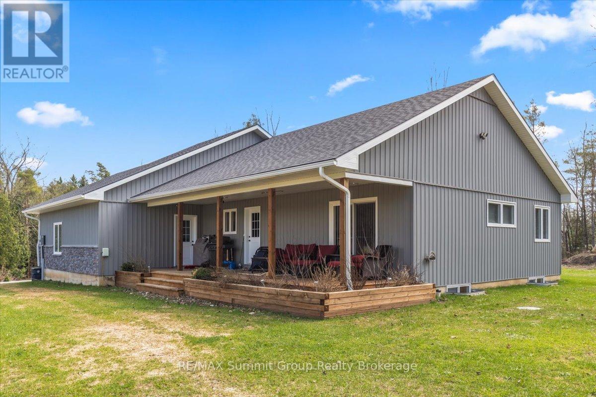 135 Confederation Drive, Chatsworth, Ontario  N0H 1R0 - Photo 2 - X12755256