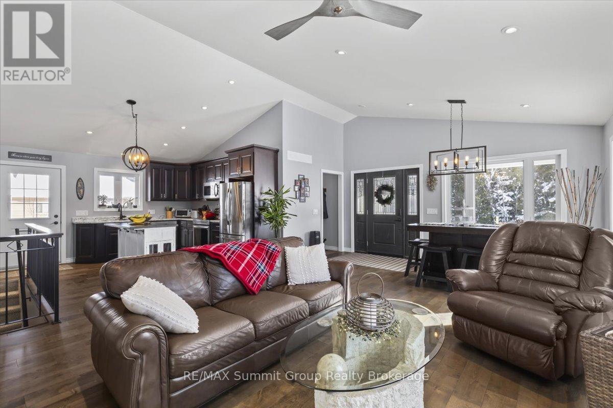 135 Confederation Drive, Chatsworth, Ontario  N0H 1R0 - Photo 3 - X12755256