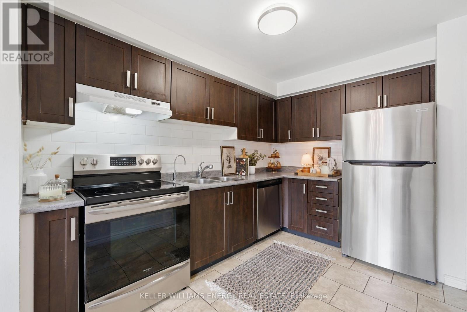 35 Gates Crescent, Ajax, Ontario  L1S 7E6 - Photo 4 - E13032256