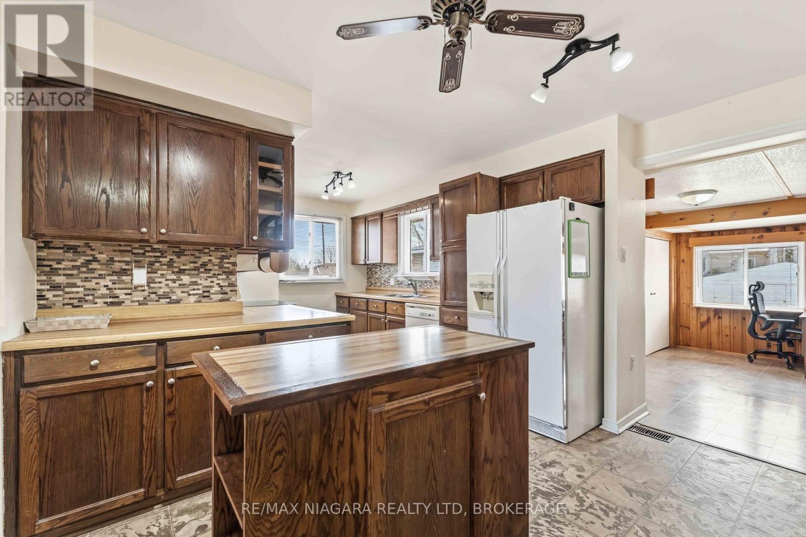 4 Rossie Place, St. Catharines, Ontario  L2P 2G6 - Photo 4 - X13032390