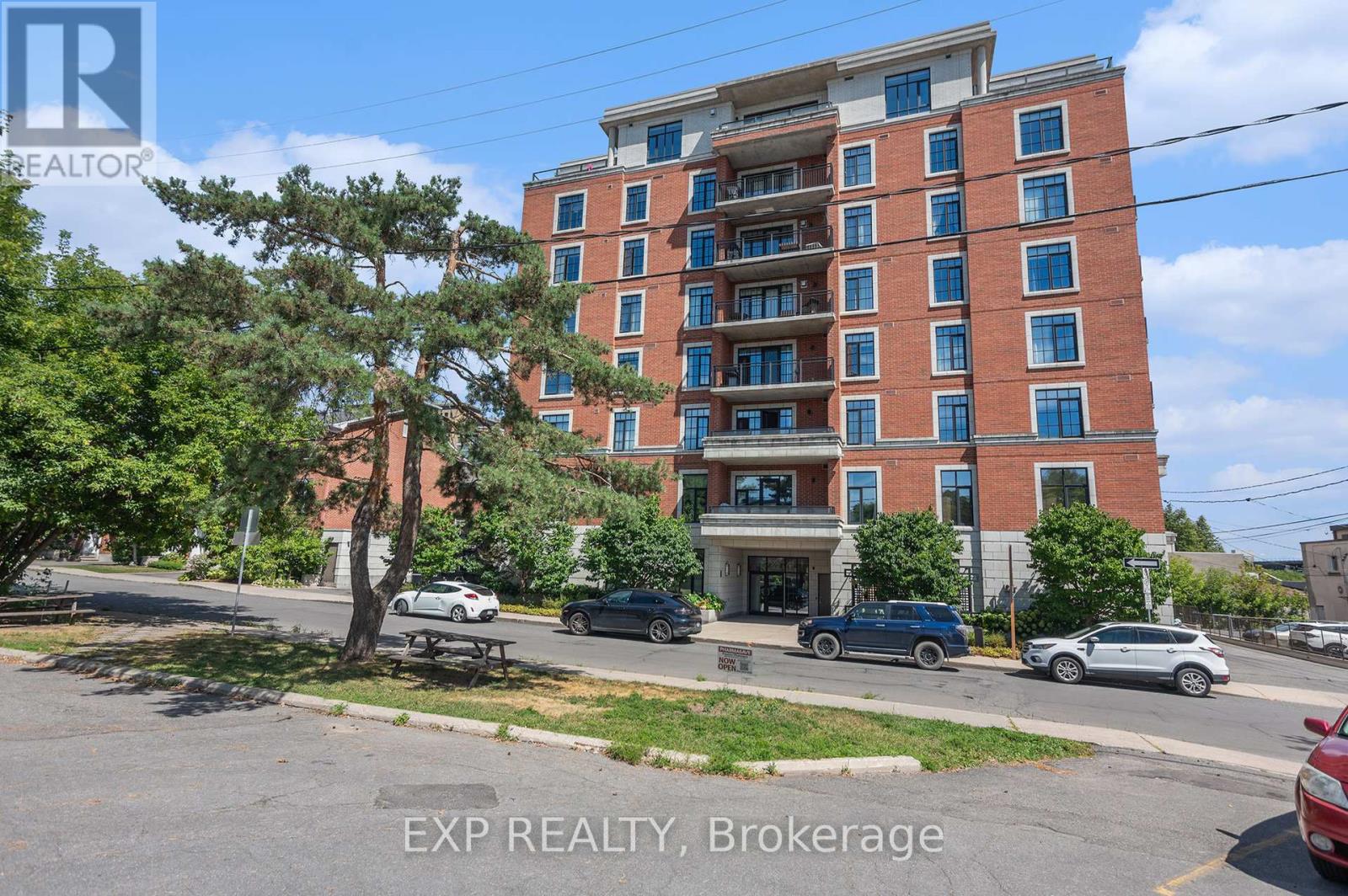 403 - 327 BREEZEHILL AVENUE S, Ottawa, Ontario