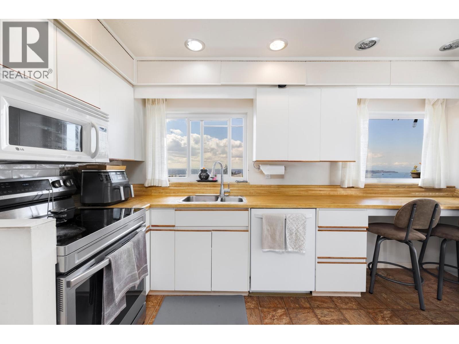 403 Newdale Court, North Vancouver, British Columbia  V7N 3H3 - Photo 13 - R3114652