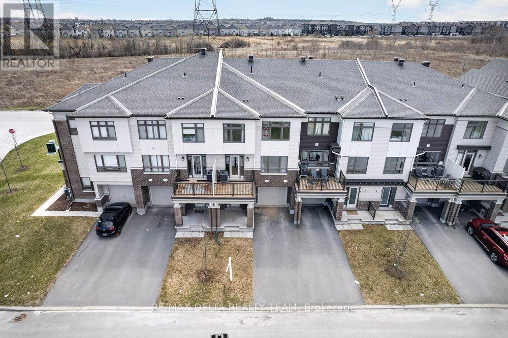 94 FEATHERTOP LANE, Ottawa, Ontario